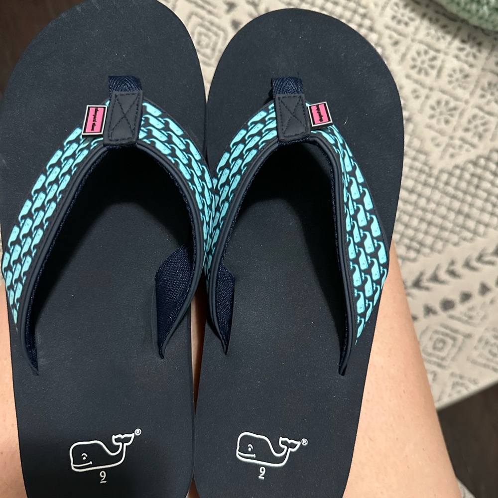Vineyard Vines Flip Flops - size 9